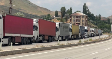 Türkiye-İran sınırında oluşan tır kuyrukları 5 kilometreye ulaştı