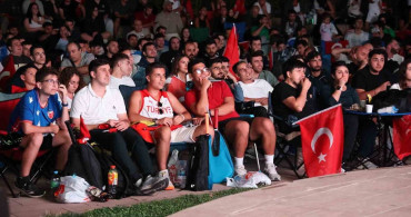 Türkiye Kadın Voleybol Takımı Ataşehir'de Dev Ekranda