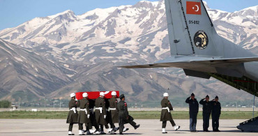 Türkiye şehitlerini uğurluyor: Pençe-Kilit Operasyonu'nda şehit düşen 5 askerin naaşı Hakkari'de düzenlenen törenle memleketlerine gönderildi