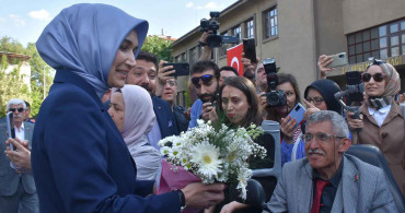 Türkiye tarihinin ilk başörtülü valisi: Kübra Güran Yiğitbaşı, Afyonkarahisar'da görevine başladı!