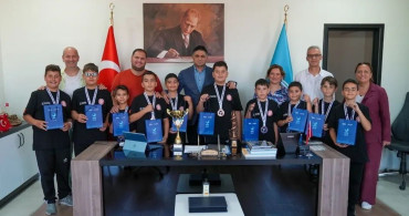 Türkiye üçüncüsü halk oyunları ekibinden başkan Acar’a ziyaret