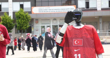 Türkiye'nin nüfusa kayıtlı robotu canikman lise öğrencileriyle buluştu