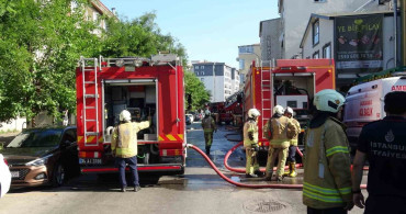 Tuzla'da çıkan çatı yangını rüzgarın etkisiyle büyüdü