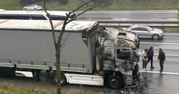 Tuzla'da Yangın Korkuttu: Seyir Halindeki Tır Alev Alev Yandı