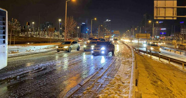 İstanbul'da Kontak Kapatan İETT Otobüsü Yolcularını İndirdi