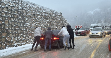Uludağ'da Kar Yağışı Nedeniyle Araç Kuyruğu Oluştu