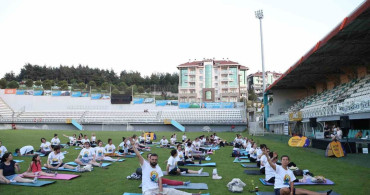 Uluslararası yoga günü etkinliği nilüfer'de sağlıklı yaşlanma temasıyla düzenlendi