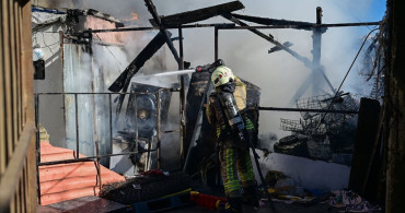 Ümraniye'de Gecekondu Yangını Kontrol Altına Alındı