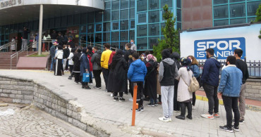 Ümraniye'de İstanbulkart için Metrelerce Kuyruk Oluştu!
