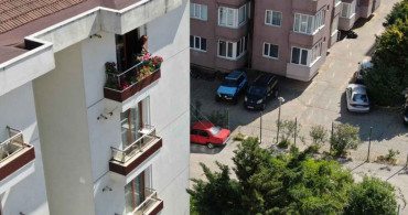 İstanbul'dan yürek ısıtan görüntüler: Bahçesine yuva yapan kargayı teleferik sistemiyle besliyor!