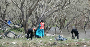 Üniversite Öğrencileri Kura Nehri'ni Temizliyor