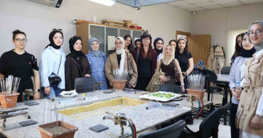 Üniversite Öğrencileri Sosyal Hizmet Eğitimi Aldı