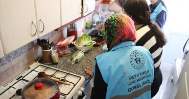 Üniversiteli Gönüllü Gençler Yaşlıların Yalnızlığını Gideriyor