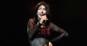 Ünlü Popçu Hande Yener Yaşadığı Sağlık Problemi Nedeniyle Sahneye Tekerlekli Sandalyeyle Çıkabildi!