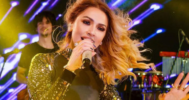 Ünlü Şarkıcı Hadise Sevgilisi Mehmet Dinçerler’i Öpücüklere Boğdu!