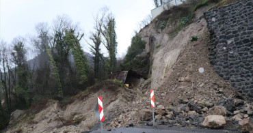 Ünye-Akkuş Yolu Heyelan Nedeniyle Ulaşıma Kapandı