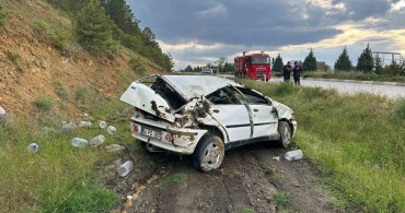 Uşak'ta Otomobil Şarampole Devrildi: 3 Yaralı