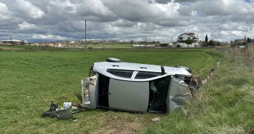 Uşak'ta Otomobil Tarlaya Devrildi, 4 Yaralı