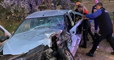 Uşak'ta Otomobil-Traktör Çarpışması: İki Yaralı