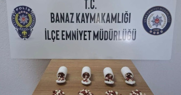 Uşak’ta polisten kaçan araçtan atılan poşette 197 adet sentetik ecza hapı ele geçirildi