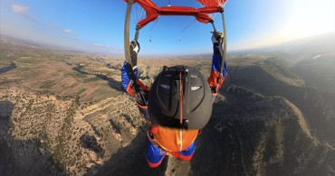 Uşak'ta Serbest Paraşüt Heyecanı: Ramazan Özçelik Ulubey Kanyonu'na Atladi