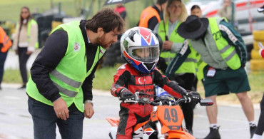 Uşak'ta Süpermoto ve MotoMini Yarışları Enerji Dolu Başladı