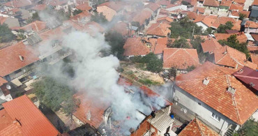 Uşak'ta tek katlı evde yangın meydana geldi