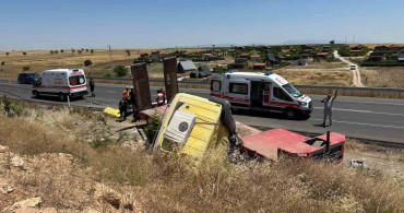 Uşak'ta tır devrildi: 1'i ağır 3 yaralı