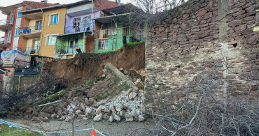 Uşak'ta Toprak Kayması: 3 Ev Tahliye Edildi