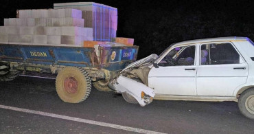 Uşak'ta Traktör Römorkuna Çarpan Otomobilde 3 Kişi Yaralandı