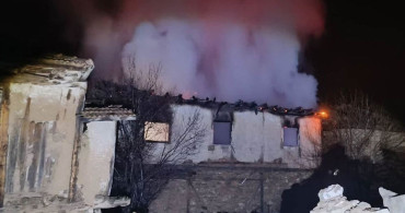 Uşak'ta Yangın Felaketi: 2 Katlı Ev Küle Döndü