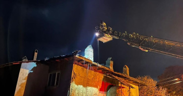 Uşak'ta Yıldırım Düşmesi Sonrası Çatı Yangını