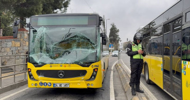 Üsküdar'da İETT Otobüsleri Çarpıştı, Yolcular Tahliye Edildi