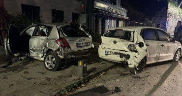 Üsküdar'da Park Halindeki Araca Çarpan Otomobilde İki Yaralı