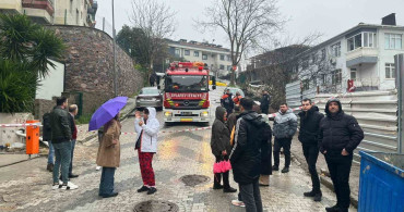 Üsküdar'da Yol Çökmesi Olayı: Park Halindeki Araç Çukura Düştü