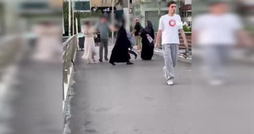 Üst geçitte bir kadın hemcinsini darbetti, anlar kamerada