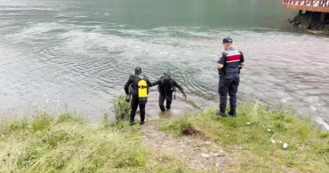 Uzungöl'de çantayı kurtarmak için suya atlayan iki turistten biri kurtarıldı, diğeri kayıp