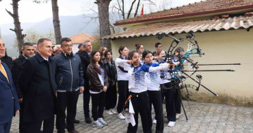 Vali Akbıyık, Okçuluk Takımını Ziyaret Etti