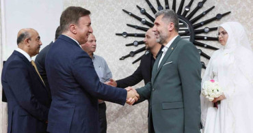 Vali Aydoğdu, genç çiftin nikah şahitliğini yaptı