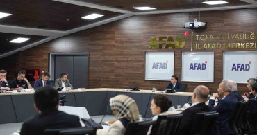 Vali Çiçek'ten Kurum Müdürleriyle Değerlendirme Toplantısı