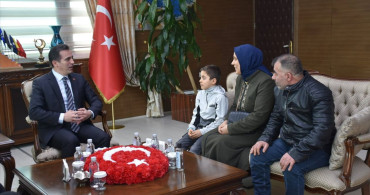 Vali Karakaya, Kar Altında İstiklal Marşı Okuyan Öğrenciyi Ağırladı