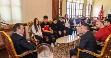 Vali Sözer, Gençlik Haftası'nda Başarılı Sporcularla Buluştu