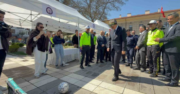 Vali Yılmaz, Trafik Haftası Etkinliklerinde Alkol Gözlüğü ile Zorlandı