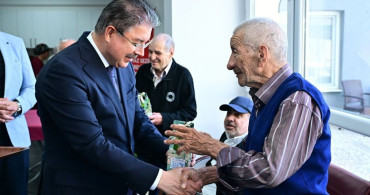 Vali Yılmaz, yaşlı bakım ve rehabilitasyon merkezinde babalar günü pastası kesti