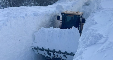 Van-Çatak Kara Yolunda Çığ Temizleme Çalışmaları Devam Ediyor