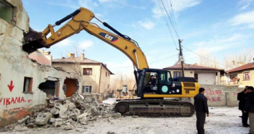 Van Erciş'te 132 Metruk Bina Yıkıldı