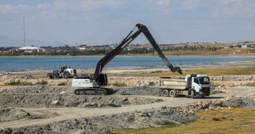 Van Gölü'nde Dip Çamuru Temizlik Çalışmaları İlerliyor