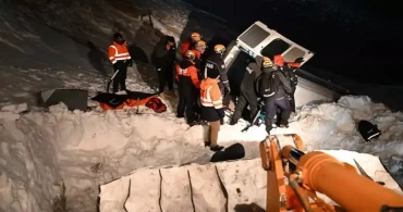 Van-Hakkari karayolunda çığ felaketi: Yolcu minibüsüne çığ düştü, 1 ölü!