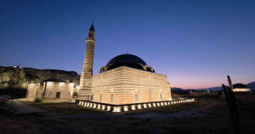 Van semalarında hilal ay ve Mars, tarihi camilerle aynı karede