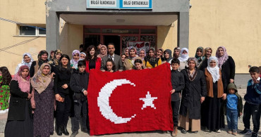 Van'da 510 Parça Motiften Türk Bayrağı Oluşturuldu